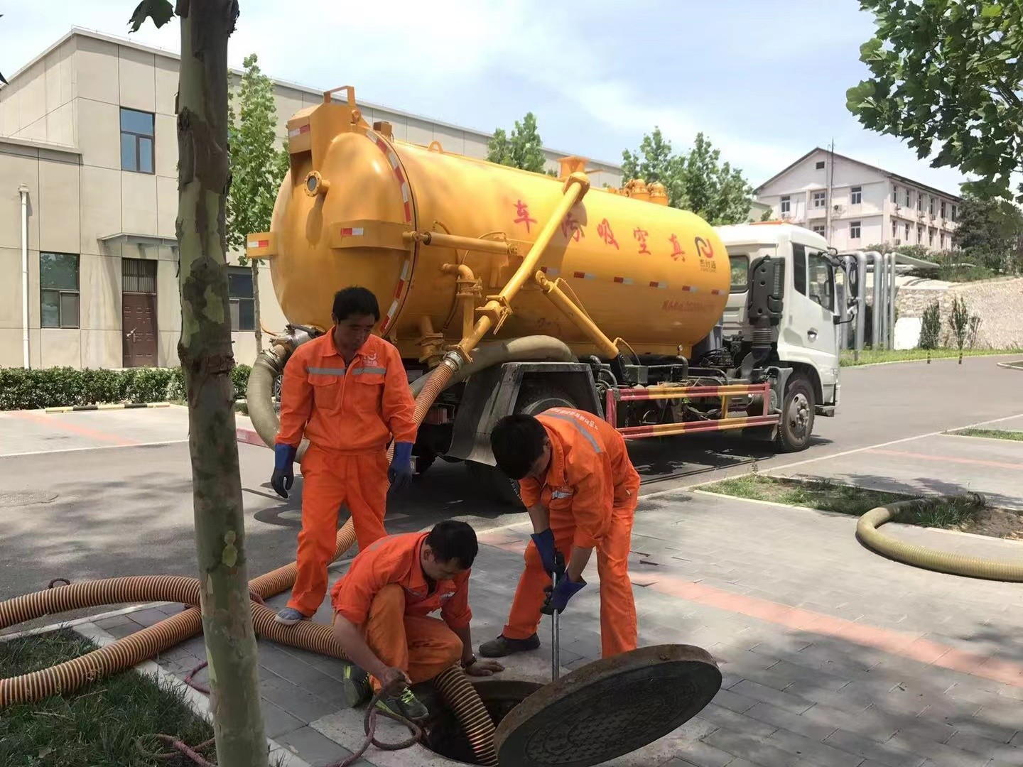 疏勒化粪池清理与5-8吨吸粪车施工效率分析